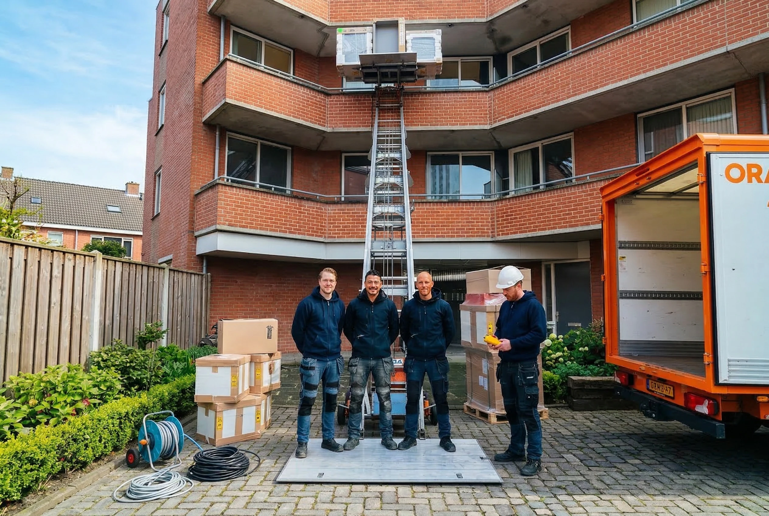 Verhuisteam aan het werk met gedalift bij appartement in Hilversum