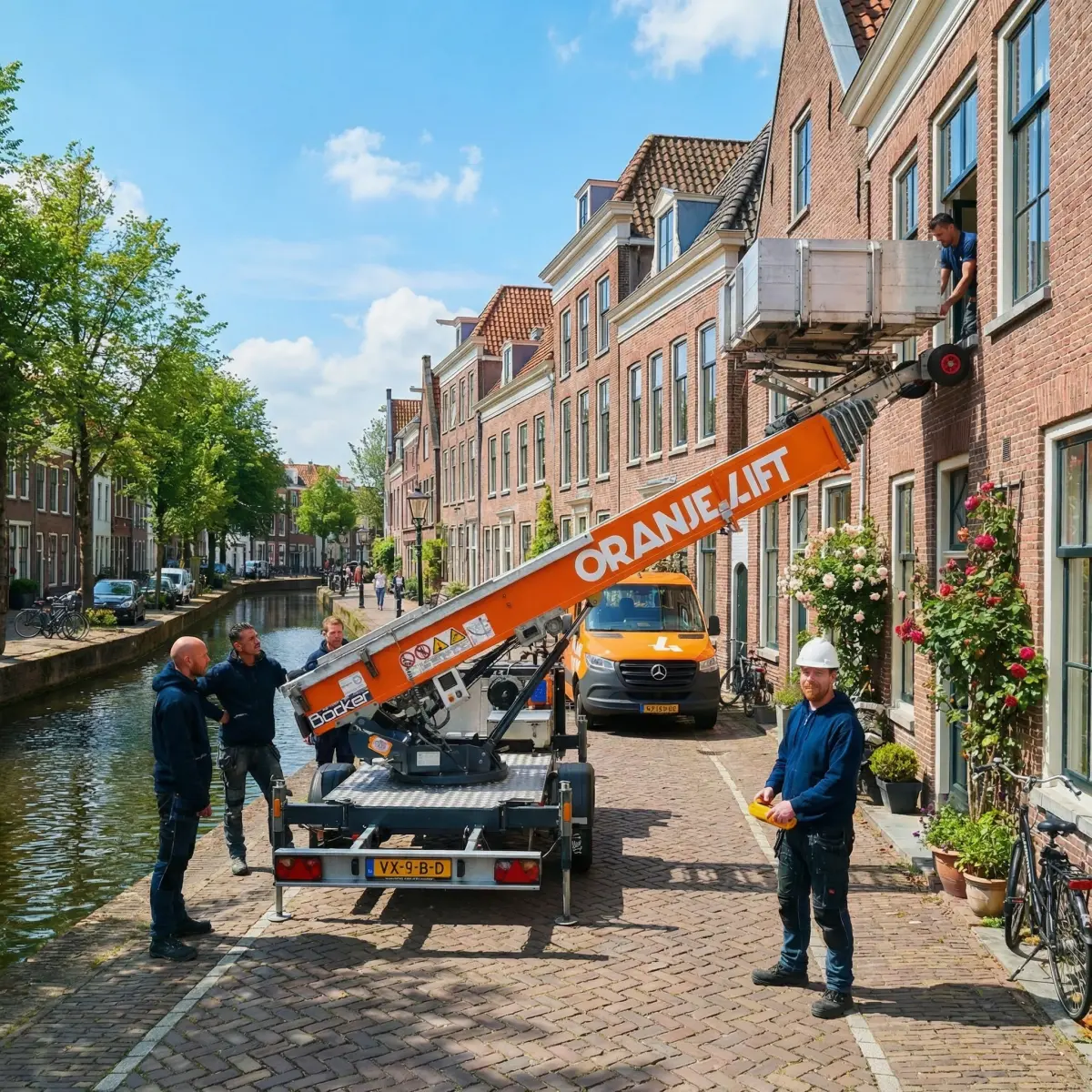 Verhuislift aan een gracht in Amsterdam